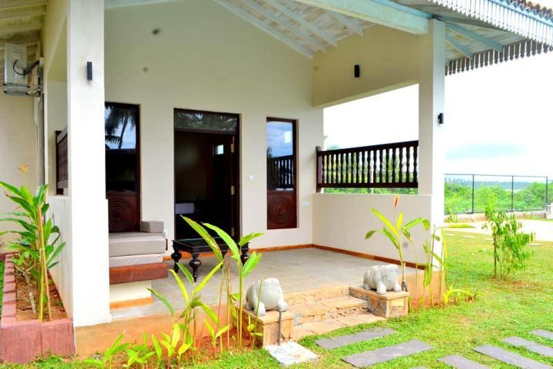 Guru Beach Resort Tangalle Buitenkant foto