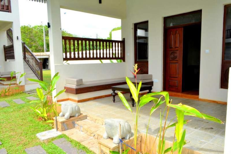 Guru Beach Resort Tangalle Buitenkant foto