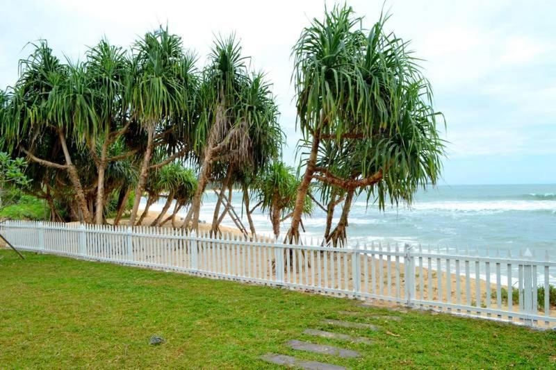 Guru Beach Resort Tangalle Buitenkant foto